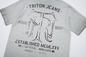 Détail du coton gris délavé vintage avec l'impression graphique de TRITON JEANS