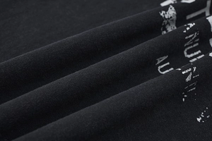 Vue macro détaillée du tissu noir en coton avec imprimé graphique blanc de style usé