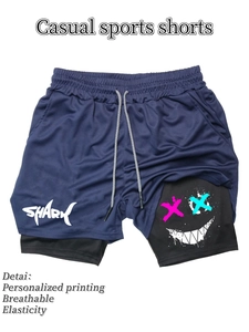 Detail von Hai-Print und Smiley-Graffiti auf dunkelblauen Doppel-Lagen-Laufshorts