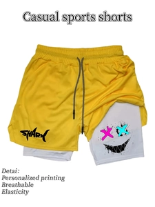 Detail der gelben Mesh-Shorts mit Hai-Druck und Innenhose mit Smiley-Gesicht-Muster