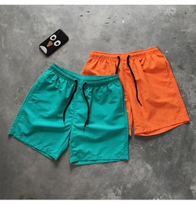 Détail du short à séchage rapide avec taille élastique et cordons de serrage noirs
