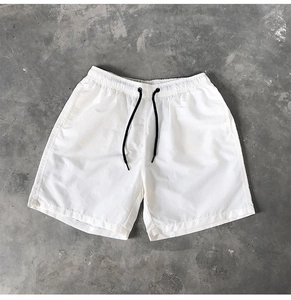 Détail du short blanc séchage rapide pour homme avec taille élastique et cordon noir
