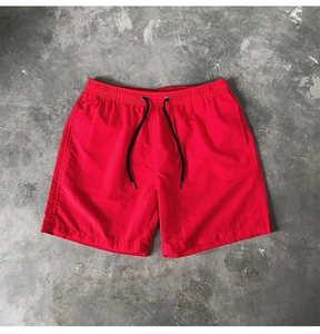 Détail de short de plage rouge à séchage rapide avec cordon et taille élastique