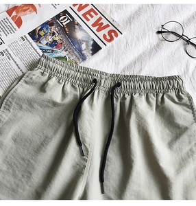Détail de la taille élastique du short décontracté pour hommes avec cordon de serrage