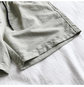 Détail du short homme à séchage rapide olive clair avec cordon et tissu texturé