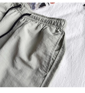 Détail du short gris à séchage rapide avec taille élastique et cordon de serrage noir