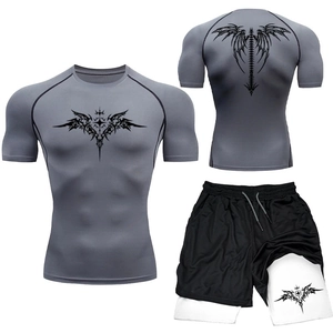 Set compressione MMA uomo con maglia grigia grafica e pantaloncini sportivi neri