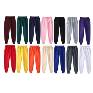 Vista dettagliata a griglia delle varie opzioni di colore per i pantaloni sportivi con lacci