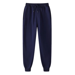 Dettaglio dei pantaloni sportivi blu navy con coulisse elastica e polsini a costine