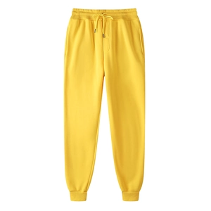 Dettaglio della coulisse giallo brillante e delle tasche laterali dei pantaloni in pile