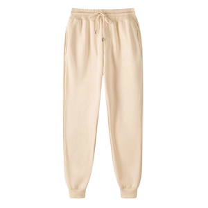 Dettaglio dell'elastico in vita con coulisse sui pantaloni sportivi in pile beige da uomo