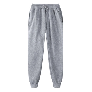 Dettaglio dei pantaloni sportivi grigi con elastico in vita e coulisse e tasche laterali