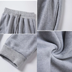 Dettaglio dei pantaloni sportivi grigi con coulisse, tasche laterali e fodera in pile