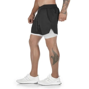 Dettaglio dei pantaloncini sportivi a doppio strato da uomo con fodera e spacco laterale