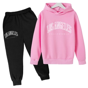Vue détaillée du logo Los Angeles California sur le sweat à capuche rose pour enfant