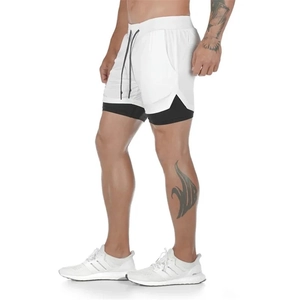 Detalle de los pantalones cortos deportivos 2 en 1 para hombre con forro de compresión