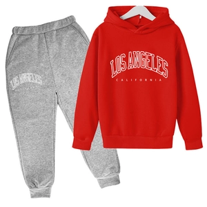 Détail de l'imprimé Los Angeles sur sweat à capuche rouge et pantalon gris