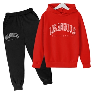 Détail de l'ensemble sweat à capuche rouge Los Angeles et pantalon de jogging noir