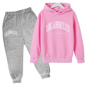 Détail du sweat à capuche rose pour enfant et pantalon gris avec motif Los Angeles