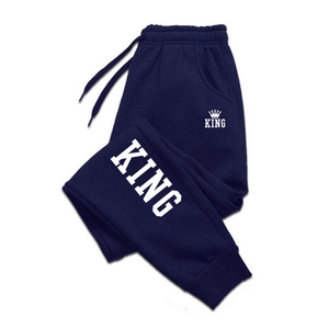 Dettaglio dei pantaloni sportivi blu navy con coulisse elastica e logo KING bianco