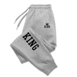 Pantaloni jogger grigi da uomo con stampa KING e vita elastica con coulisse regolabile
