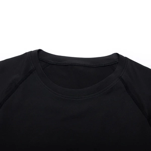Dettaglio del girocollo e delle cuciture raglan sulla maglia a compressione nera