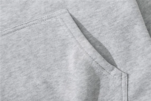 Detailaufnahme eines grauen Hoodies mit Doppelnähten an der Kängurutasche für mehr Halt