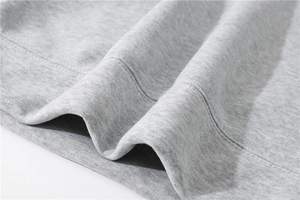 Detailaufnahme der hochwertigen melierten grauen Strickware für Kapuzenpullover und Textur