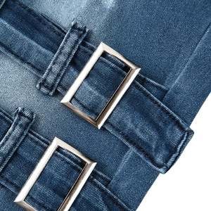 Jean biker bleu délavé avec détails zippés argentés et boucles métalliques modernes