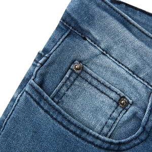 Jeans motard bleu pour hommes avec coutures renforcées et détails de rivets en métal