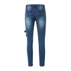 Détail des poches arrière et des nœuds décoratifs sur le jean motard usé pour hommes