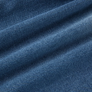 Gros plan sur la texture denim bleu foncé et le tissage sergé du jean motard