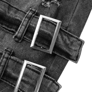 Détail des boucles en métal et texture denim vieillie sur ce jean de motard