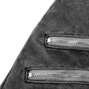 Détail de poches à double fermeture éclair argentée sur tissu denim gris foncé