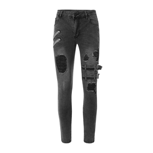 Détail de jean moto déchiré avec fermetures éclair décoratives et sangles à boucles en cuir