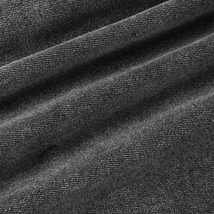 Gros plan sur la texture du tissu denim gris foncé avec détails des fibres sergées