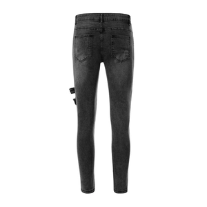 Détail macro du jean de motard pour homme avec poches arrière et finitions zippées