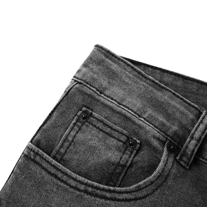 Détail du jean denim pour homme avec rivets métalliques et coutures de poche renforcées