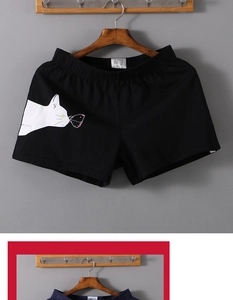 Détail d'un boxer noir en coton avec imprimé chat et étiquette de taille L 170/80