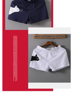 Détail de boxers en coton bleu marine et blanc avec motif chat et papillon