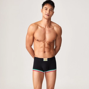 Dettaglio dei boxer neri da uomo con strisce tricolori e logo SUKI in vita