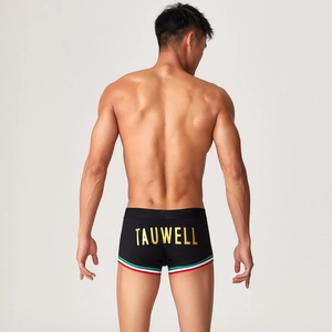 Dettaglio di boxer da uomo neri con logo dorato e bordo a righe tricolore