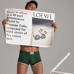 Boxer da uomo verde scuro con elastico a righe mostrato in una ambientazione di studio