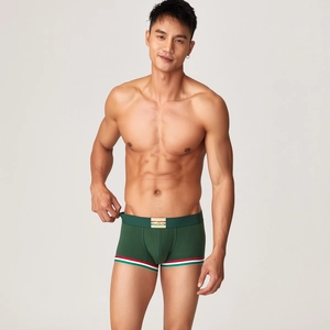 Dettaglio di boxer da uomo verde scuro che mostra l'elastico a righe e il taglio sportivo