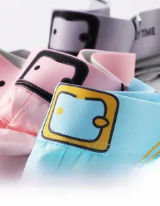 Dettaglio macro di boxer in maglia elastica con design a cintura cartoon e colori vivaci