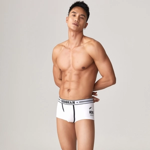 Detailaufnahme der weißen Herren-Boxershorts mit elastischem Logo-Bund für hohen Komfort