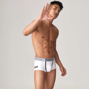Detailaufnahme der weißen Herren-Boxershorts mit Logo-Bund und elastischem U-Beutel-Design