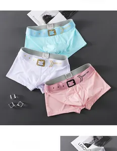 Dettagli dei boxer da uomo nei colori blu, bianco e rosa con elastico in vita stampato