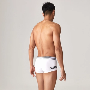Detailansicht der weißen Herren-Boxershorts mit elastischem Bund und Markenlogo-Schriftzug