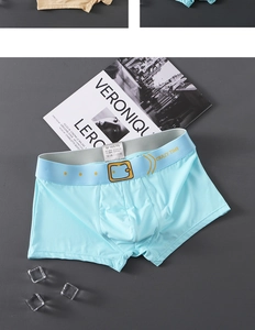 Dettaglio dei boxer da uomo azzurri con elastico in vita ed etichetta del prodotto